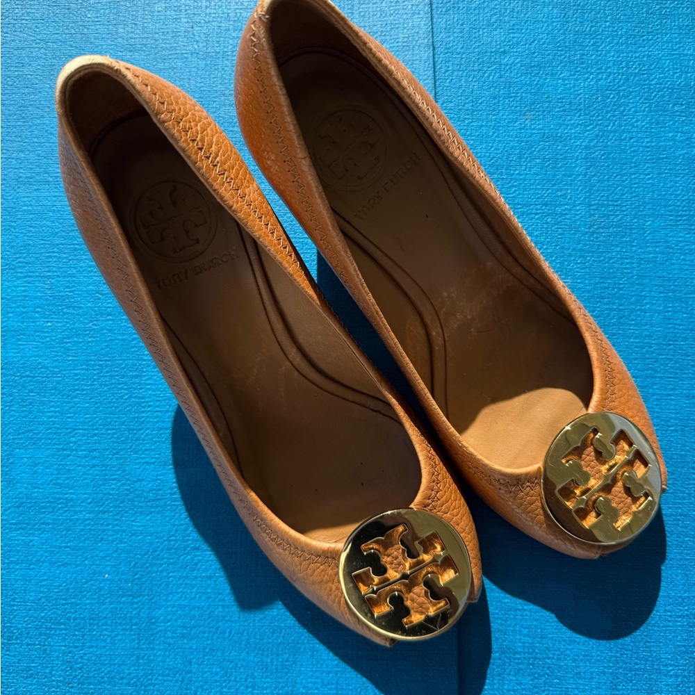 Tory Burch Tan Pebbled Leather Logo peep toe wedge heels with Gold Medallions